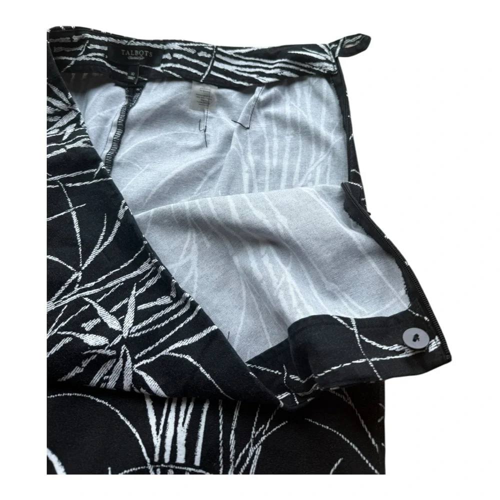 Talbots women’s size 10 side zipper button black with white print skirt.